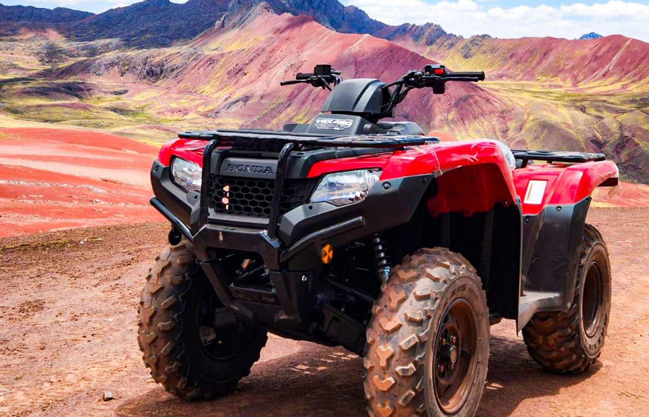 Excursión en quad por Montaña Arcoiris y el Valle Rojo